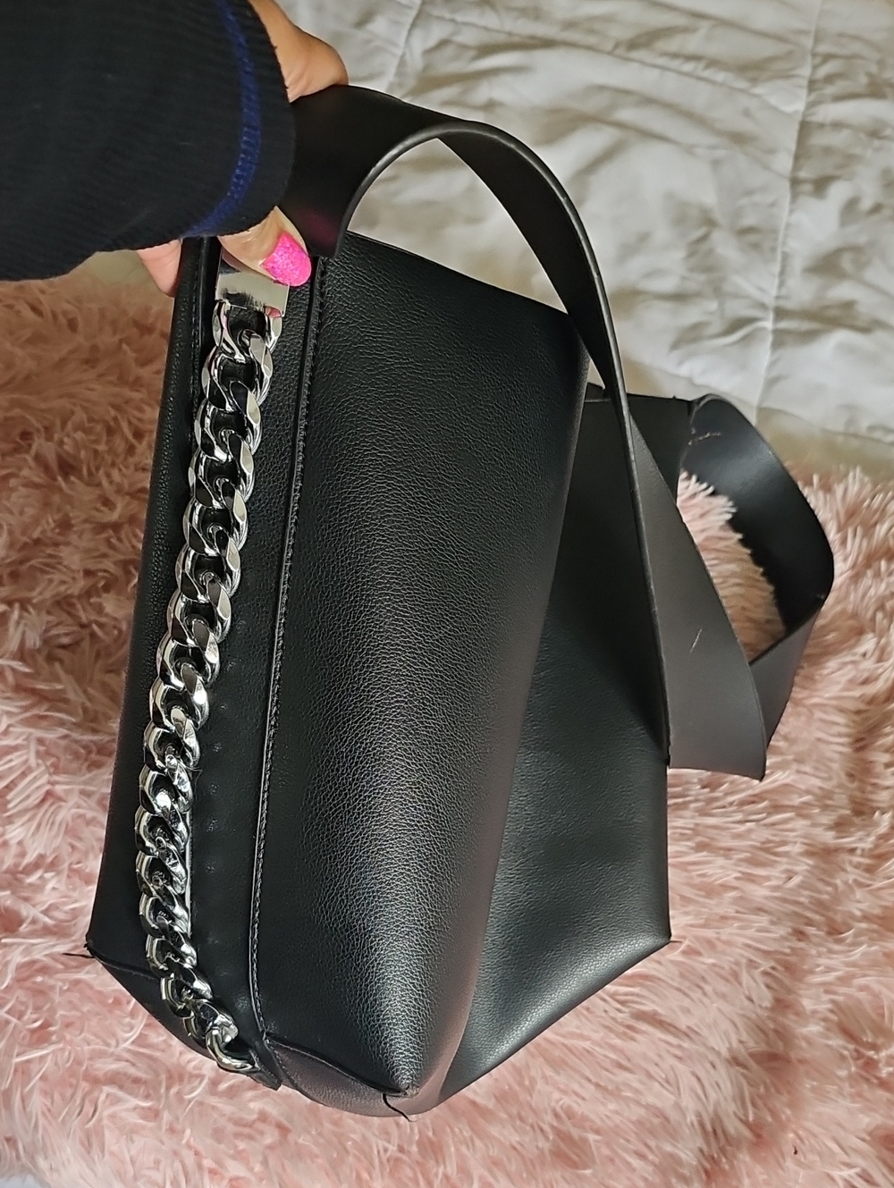 Sleek Black Leather Crossbody Bag with Silver Chain Accent